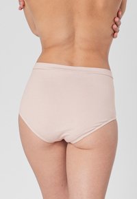 Hoogwaardige roze onderbroek van zacht stof met een gladde textuur en een eenvoudig ontwerp, met een brede band aan de bovenkant.