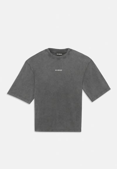 Charcoal grijze oversized T-shirt met korte mouwen, voorzien van een klein wit "HAN KJØBENHAVN" logo gecentreerd op de borst.