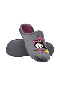Zapatillas de felpa grises con un personaje de bruja bordado en la parte delantera, con un forro interior suave y una suela de goma con diseño para mejor tracción.