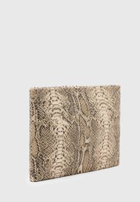 Handtasche im Python-Muster in Beige- und Brauntönen, mit einer eleganten rechteckigen Form und glatter Textur.