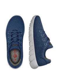 Blaue Filz-Sneaker mit weißen Gummisohlen, runder Zehenpartie, Schnürdesign und Logo an der Seite. Das Innere ist mit einem weichen, gepolsterten Futter ausgestattet.