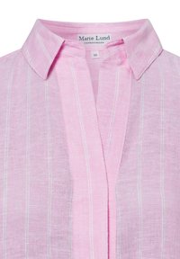 Helles rosa Leinenhemd mit vertikalen weißen Streifen, spitzem Kragen und halber Knopfleiste, weiche Textur und lockere Passform.