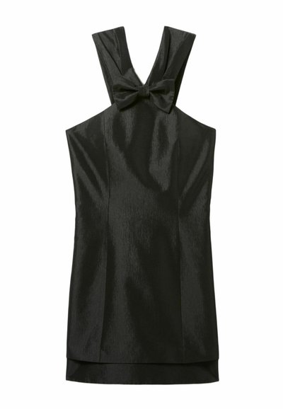Abito nero senza maniche con una finitura testurizzata, caratterizzato da spalline larghe e un fiocco decorativo all'collo. Silhouette liscia con orlo a strati.