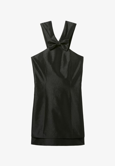 Robe noire sans manches avec une finition texturée, dotée de larges bretelles et d'un accent en forme de nœud au niveau du col. Silhouette lisse avec un ourlet superposé.