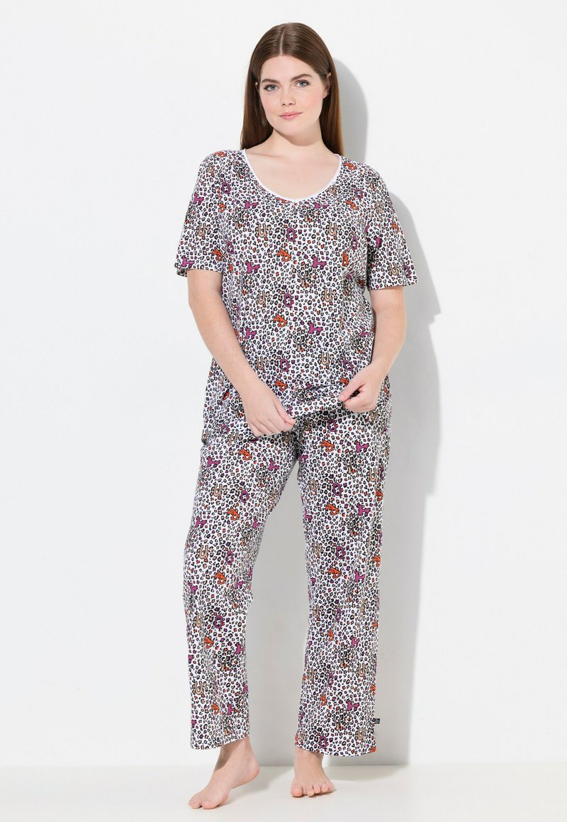 Luipaardprint pyjama-set van zachte stof, met een top met korte mouwen en een ronde halslijn, en een broek met elastische tailleband. Verkrijgbare kleuren zijn paarse en rode accenten.