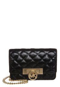 Czarna pikowana skórzana torebka z złotym łańcuchem i złotą zapięciem w kształcie logo MK na przedniej klapie.