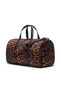 Duffle bag dengan pola macan tutul dalam warna oranye dan hitam, dilengkapi dengan pegangan tekstil hitam, tali bahu yang dapat dilepas, dan saku samping.