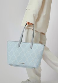 Borsa a spalla azzurro chiaro con un motivo geometrico, manici grigi e dettagli metallici dorati. Il tessuto ha una texture liscia e una forma strutturata.