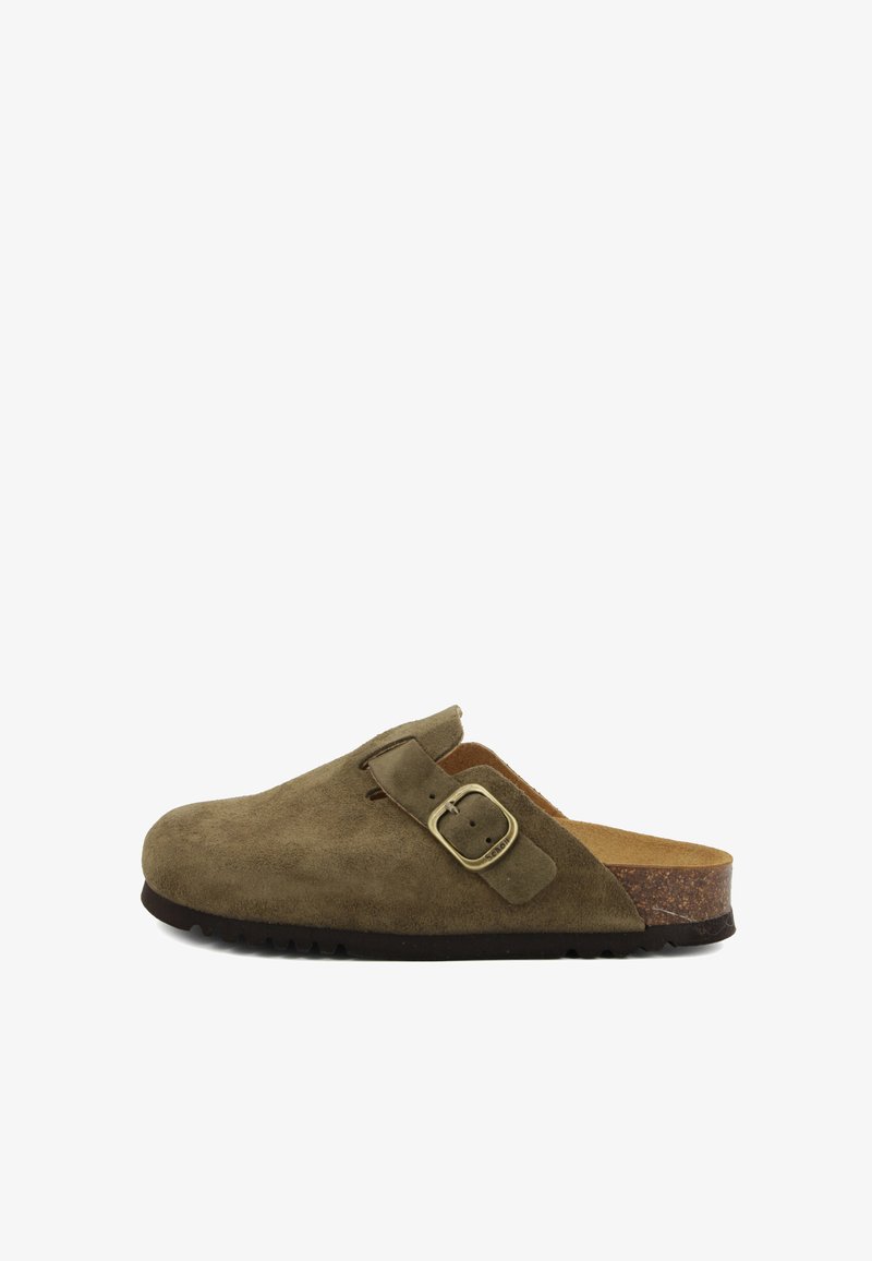 Zuecos de ante en verde oliva con punta redonda, tira lateral y detalle de hebilla, plantilla de corcho y suela de goma texturizada.