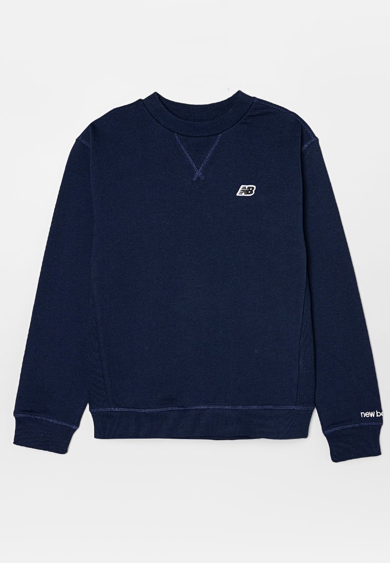 Sweatshirt bleu marine, en matière coton, col ras du cou, poignets et ourlet côtelés, avec logo blanc sur la poitrine et texte au niveau du poignet. Texture lisse.