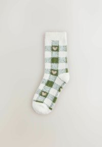 Zielono-białe skarpetki w kratę o miękkiej fakturze, z małymi różowymi serduszkami w wzorze, przytulny i ciepły design.