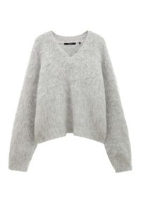 Pull en tricot gris clair et doux avec manches longues et col en V, présenté à plat sur un fond blanc.