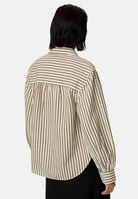 Gestreept overhemd in beige en bruin, met lange mouwen, een yoke aan de achterkant en plooidetails voor een relaxte pasvorm.