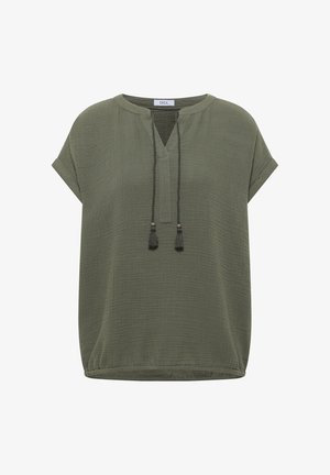 Olivengrøn kortærmet bluse med tekstureret stof, rund halsudskæring, V-udskæring og kvastebånd foran.