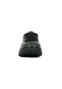 Sneaker nera con punta arrotondata, materiale in pelle liscia, collo imbottito e suola testurizzata, dotata di lacci e di un accento nero lucido sulla suola.