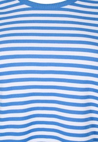 Blå och vit randig tyg, ribbad struktur, rund halsringning. Ränderna växlar mellan tjocka och tunna. Inga ytterligare dekorationer.