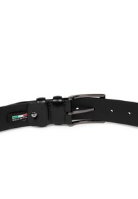 Zwarte leren riem met een glanzende afwerking, voorzien van een zilverkleurige metalen gesp en meerdere verstelgaten. Inclusief een label waarop "MADE IN ITALY" staat.