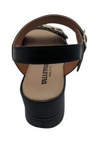 Sandalo platform nero con corpo texturizzato, soletta in pelle color tan, cinturino regolabile e dettagli in hardware dorato. Made in Italy.