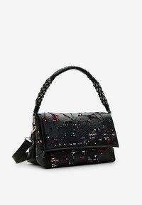 Schwarze gesteppte Handtasche mit Blattmuster, geflochtenem Griff und kontrastierenden roten und blauen Akzenten. Inklusive verstellbarem schwarzen Schultergurt.