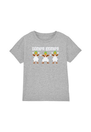 Graues kurzärmeliges Shirt mit drei Oompa Loompas in weißen Outfits und grünen Haaren mit dem Schriftzug „Oompa Loompa“ darüber.