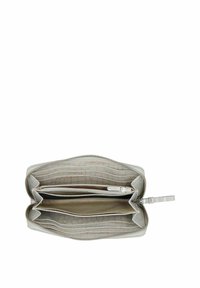 Cartera de cierre con cremallera en gris claro, hecha de material embosado. Cuenta con múltiples compartimentos y un forro interior suave con una cremallera de acento.