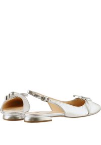 Chaussures slingback métalliques argentées avec un bout arrondi, un talon plat, un accent en nœud et une sangle avec une boucle à l'arrière.