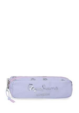 Estuche rectangular para lápices color lavanda con cremallera, pequeños patrones florales negros y logo de lentejuelas "Pepe Jeans London" en la parte frontal.