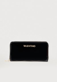 Carteira preta em couro envernizado com um logótipo dourado "VALENTINO" e fecho com zíper. Textura suave com formato retangular e bordas arredondadas.