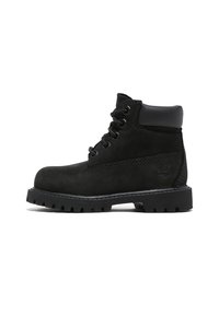 Bottine en cuir noir avec fermeture à lacets, col rembourré, accent latéral texturé et semelle robuste pour une meilleure traction. Logo de la marque sur le côté.