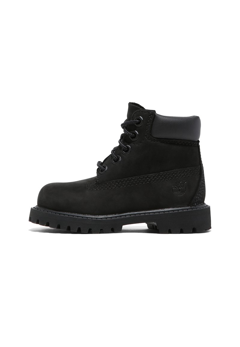 Bottine en cuir noir avec fermeture à lacets, col rembourré, accent latéral texturé et semelle robuste pour une meilleure traction. Logo de la marque sur le côté.