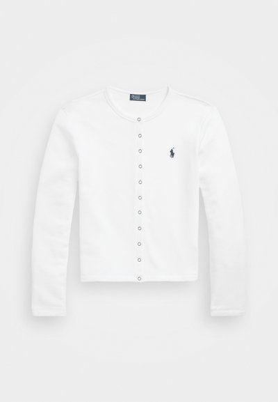 Cardigan de mangas longas brancas, feito de tecido suave, com fecho de botão de pressão e um pequeno logótipo de cavalo azul-marinho no lado esquerdo do peito.