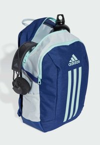 Batoh Adidas v námořnické modři a světle modré barvě, s hlavní přihrádkou na zip, síťovou boční kapsou, držákem na sluchátka a logem se třemi pruhy.