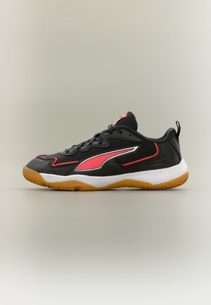 Schwarzer und roter Sportschuh mit weißer Mittelsohle und Gummilaufsohle, mit Mesh- und synthetischem Obermaterial mit Schnürverschluss.