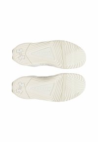 Scarpe da ginnastica bianche con una superficie testurizzata e una suola in gomma a pattern caratterizzata da intagli e branding su ciascun tallone.