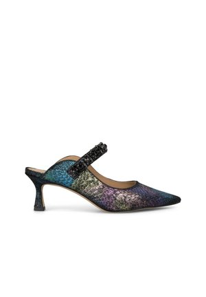 Scarpa slingback colorata con punta affusolata, materiale texturizzato con sfumature iridescenti e una cinghia alla caviglia decorata con perline nere.