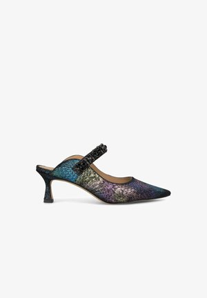 Scarpa slingback colorata con punta affusolata, materiale texturizzato con sfumature iridescenti e una cinghia alla caviglia decorata con perline nere.