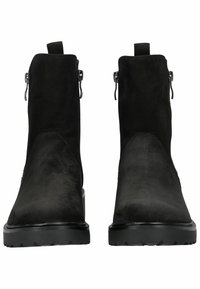 Botas de tobillo de ante negro con un acabado suave, que cuentan con cremalleras laterales, una suela de goma plana y una lengüeta en la parte trasera para facilitar su uso.