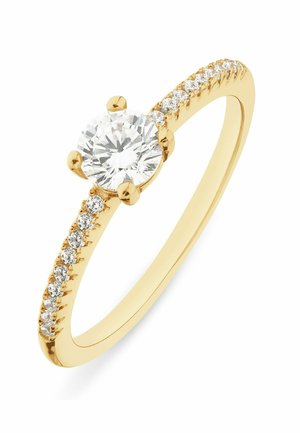 Gelbgoldring mit einem großen runden zentralen Diamanten und kleineren Diamanten, die beidseitig entlang des Rings gefasst sind.