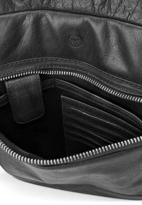 LUCLEON MONTREAL - Axelremsväska - black