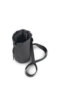 Schwarze zylindrische Tasche aus strapazierfähigem Material mit Zugverschluss, verstellbarem Riemen und glatter innerer Textur.
