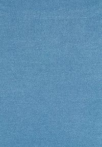 Jasnoniebieska dzianina o prążkowanej fakturze i równomiernym wzorze splotu, używana w produkcji odzieży.