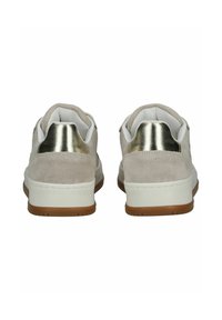 Sneakers in suede beige con una suola intermedia bianca e una suola in gomma marrone. Presentano dettagli in oro metallico sul tallone e un collo imbottito per il comfort.
