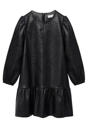 Vestido de manga larga de cuero sintético negro con patrones de ojal recortados, escote redondo, falda con volantes fruncidos y puños elásticos.