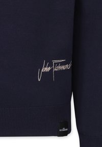 Maglione blu navy con orlo e polsini a coste, con un logo ricamato bianco. Include un'etichetta con il nome del marchio "John Richmond."
