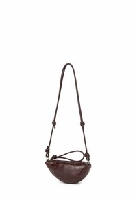 Malá tmavě vínová kožená crossbody kabelka s prohnutým tvarem, vybavená uzlovým popruhem a stříbrnými kovovými doplňky. Hladký povrch s lesklým finišem.