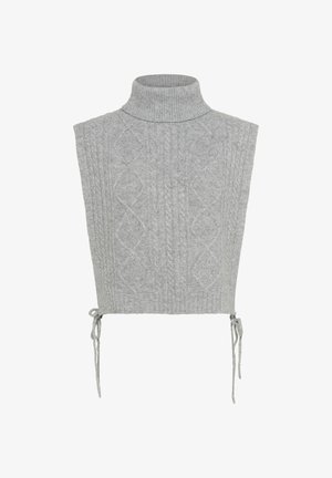 Gilet en maille gris avec un col haut, présentant un motif de câble texturé et des liens latéraux ajustables pour un ajustement personnalisable.