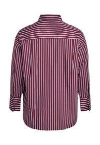 Garums piedurkņu bordo krekls ar vertikālām baltām svītrām uz ķermeņa un horizontālām svītrām augšējā mugurā un aprocēs, parādīts no aizmugures.