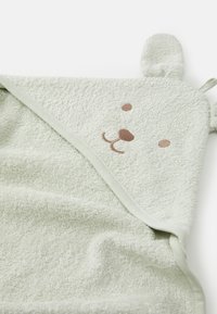 Kapuzentuch aus weichem, grünem Frottee mit einem Bärenkopf-Design. Mit runden Ohren, gestickten Details und einem kontrastierenden Rand.