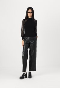 ONLY ONLNAJA SEQUINS HIGH NECK  - Džemper - black