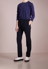 Joseph Broek - dark blue